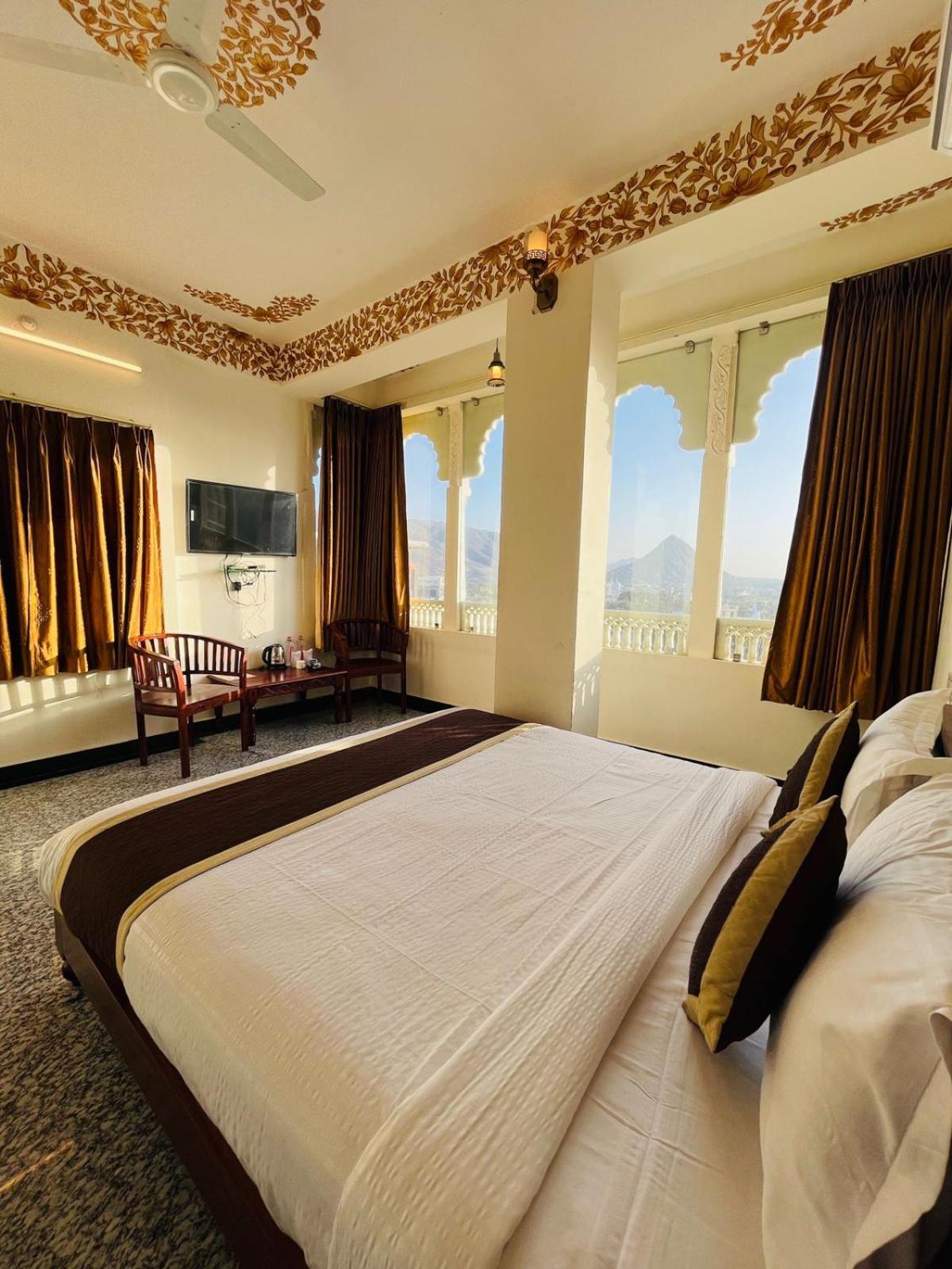 เทียร์ธ พาเลซ Hotel พุชการ์ ภายนอก รูปภาพ